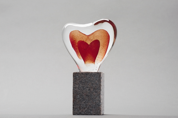 Prisstatyett - glashjärta på granitsockel