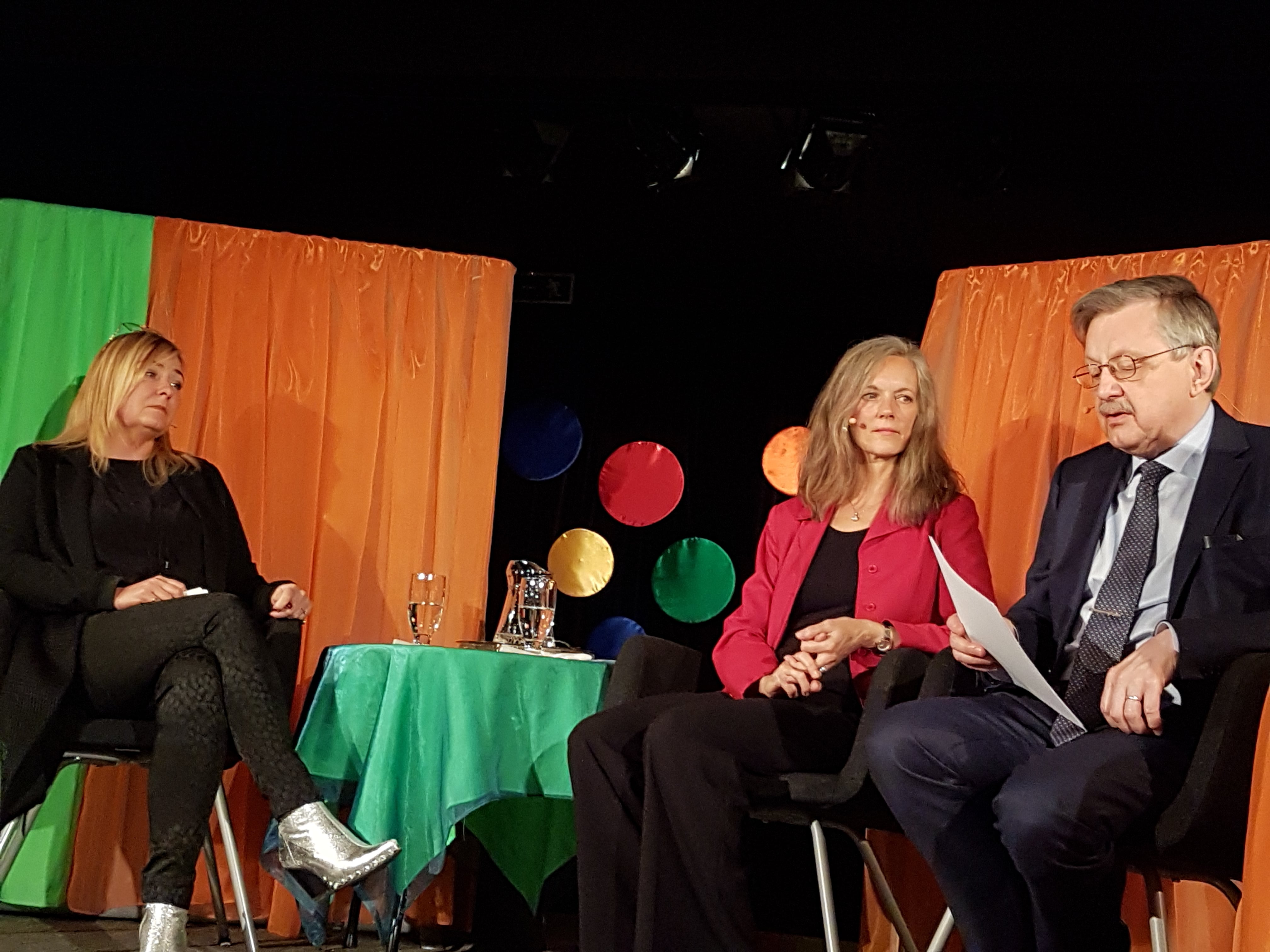 Panelsamtal om medmänsklighet och förlåtelse med årets pristagare Jeanette Åkerlund, Elisabeth Linder, moderator och Karl-Erik Edris, juryns ordförande.